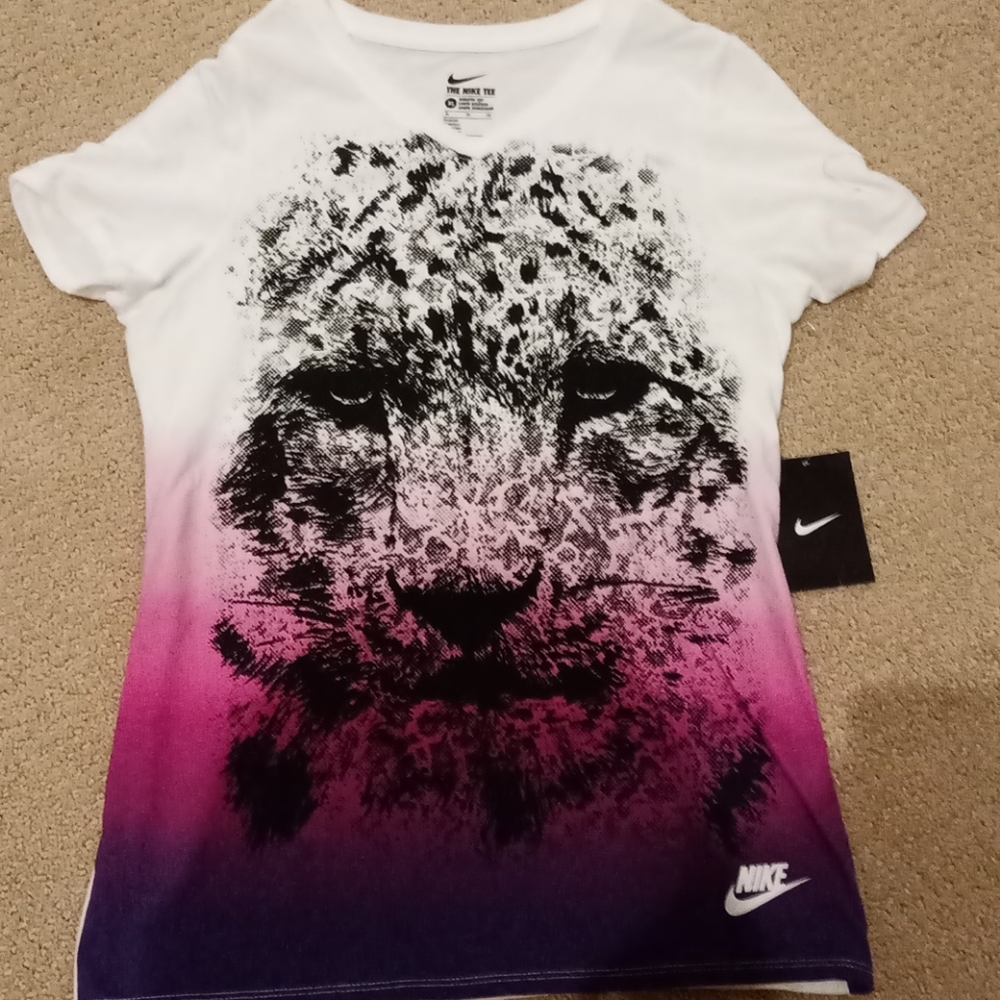 NWT Nike Leopard V-Neck Tee! Girls XL